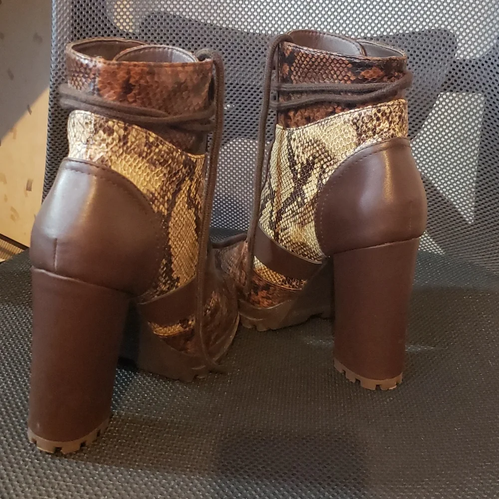 New brown and tan faux snake boots - Picture 2 of 4